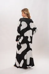 Pollera larga de punto con estampa de vaca en blanco y negro, con tajo lateral.