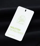 Pantalón deportivo masculino liso color negro, con ajuste elástico en la cintura y bolsillos laterales.