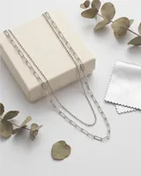 Collar doble de plata 925 compuesto por una cadena de eslabones tipo bolitas y una cadena de eslabones rectangulares alargados.