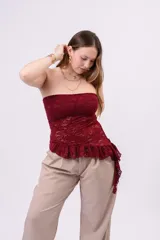 Top strapless de encaje color marrón con diseño floral y corte ajustado al cuerpo.