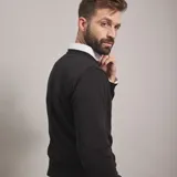 Sweater azul marino de punto trenzado, con cuello redondo y mangas largas.