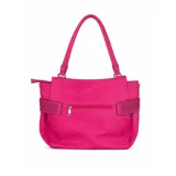 Cartera tipo tote fucsia con doble asa de hombro, bolsillo trasero con cierre y detalles laterales perforados.
