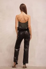 Top de tirantes finos con superficie cubierta de brillos y detalle de plumas negras en el ruedo.