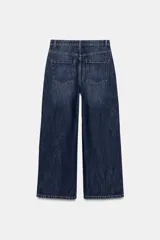 Jeans de tiro alto, color beige claro, con pierna ancha y cinco bolsillos.