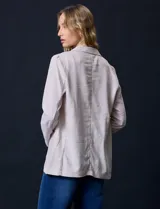 Blazer de lino color beige, marca Zac & Rachel. Tiene cuello con solapa, abertura central con botón, bolsillos delanteros y corte clásico.