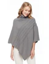Poncho tejido color gris, con cuello polera alto y diseño asimétrico. Presenta un detalle de trenza diagonal en el frente.