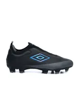 Championes de fútbol Umbro Belix HG, color negro con detalles en celeste y tornasolados en el logo lateral, diseño sin cordones con cuello elástico y tapones para césped natural.