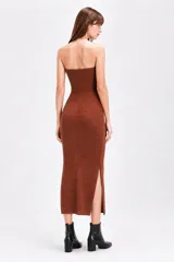 Vestido largo negro de poliéster, con diseño strapless y corte ajustado al cuerpo de textura acanalada.