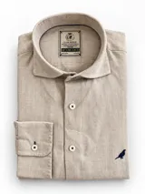 Camisa Club House de lino color blanco, corte slim fit con cuello Hudson, manga larga y detalle de bordado de pájaro azul en el pecho.