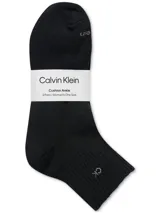 Pack de tres pares de medias tobilleras Calvin Klein, color negro, con tejido acanalado y logo CK bordado en color lila en el tobillo.