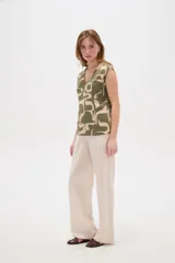 Blusa de viscosa con estampado geométrico en tonos verde militar y beige, escote en V y diseño sin mangas.