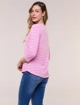 Remera semi entallada de algodón con elastano, con estampado de rayas horizontales blancas y rosadas, escote bote y mangas tres cuartos de corte raglán.