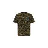 Remera de manga corta con estampado de camuflaje en tonos verde militar, marrón y negro, con cuello redondo y el texto "DÉPT de la GALERIE" estampado en color celeste en el pecho.