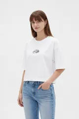 Remera negra de manga corta, cuello redondo y diseño holgado, con estampado frontal en color blanco con la inscripción "Race Vibes".