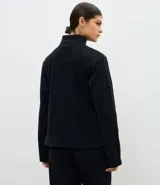 Campera deportiva Get Over confeccionada en tejido fleece de poliéster con textura suave. Presenta cuello alto, cierre frontal con cremallera y bolsillos laterales funcionales.