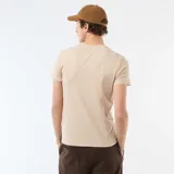 Camiseta de cuello redondo y manga corta, con corte ajustado al cuerpo.