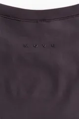 Remera deportiva de manga corta y cuello redondo color bordó, confeccionada en tejido funcional con tecnología DryMove. Presenta costuras laterales avanzadas y un diseño ajustado.