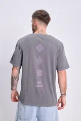 Remera de manga corta gris oscuro con efecto lavado y estampado tribal en la espalda. Corte oversize.