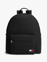 Mochila Tommy Jeans Essential Dome de tejido ripstop en color negro, con diseño curvo, compartimento principal con cierre de cremallera, bolsillo frontal exterior con cierre y parche distintivo de la marca. Cuenta con asa superior y correas ajustables y acolchadas.