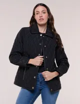 Campera matelaseada de color negro, diseñada con un patrón de rombos, cuello con solapa y ribetes en ecocuero. Cuenta con cierre frontal de broches a presión metálicos, bolsillos laterales con cierre y mangas largas con el logo de la marca aplicado en el brazo.