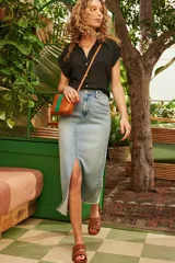 Bandolera rectangular color marrón con una franja verde.