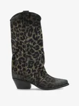 Bota de caña media estilo western con estampado animal print en tonos oscuros y efecto desgastado. Presenta un taco cuadrado bajo y punta ligeramente afinada.