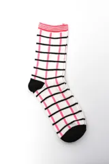 Pack de tres pares de medias estilo crew con diferentes diseños: un par liso en color rosado, un par con rayas verticales y horizontales en blanco y negro con detalles rosados, y un par con estampado a cuadros.