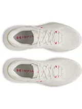 Championes de running Under Armour Infinite Pro 2, color beige con detalles en blanco y logo en color naranja neón. Presentan una parte superior de malla transpirable, diseño de talón estabilizador y entresuela con tecnología de amortiguación UA HOVR+ para mayor retorno de energía.
