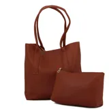 Cartera tote marrón con textura símil cuero, doble asa de hombro y cierre superior. Incluye un monedero con cierre a juego.