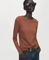 Camiseta de manga corta de algodón, color terracota, con cuello redondo y diseño ajustado.