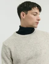 Sweater de punto de cuello redondo y manga larga, con diseño clásico y ajuste cómodo.