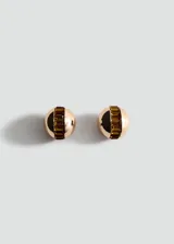 Aros esféricos dorados con una franja central de cristales facetados marrones.