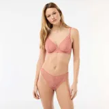 Tanga de encaje color rosa con detalles de bordes ondulados.