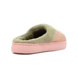Pantufla abierta gris de poliuretano, con interior y borde de corderito sintético en tono tostado. Cuenta con una tira lateral decorativa con la palabra "SUPER" bordada y suela de goma.