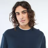Sweater de punto con textura nido de abeja, color azul marino, cuello redondo y mangas largas con puños elásticos.