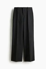Pantalón sastrero de corte recto con pliegues frontales, confeccionado en tejido de espiguilla con sutiles detalles decorativos de strass tono sobre tono. Presenta cintura clásica con cierre y corchete oculto, y bolsillos traseros insertados.