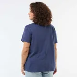 Remera básica de manga corta y cuello en V, de corte recto y color azul.