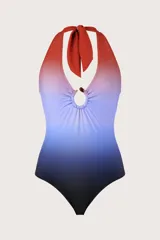 Malla entera con diseño degradado en tonos de rojo, rosado, celeste y azul oscuro, con escote halter amarrado al cuello y argolla circular decorativa al centro del pecho con detalle fruncido.