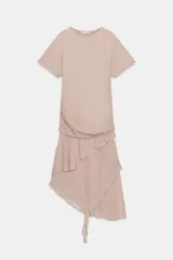 Vestido midi de algodón con cuello redondo y manga corta. Presenta un diseño combinado con cuerpo de punto y falda asimétrica con volantes, detalle de pliegues laterales y forro interior a tono.