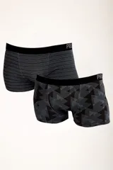 Pack de dos boxers de largo medio, uno a rayas horizontales y otro con estampado de triángulos. Ambos con elástico visible en la cintura con la marca. Confeccionados en poliéster, algodón y elastano.