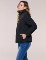 Campera matelaseada de color negro con diseño de rombos, cuello alto, cierre frontal completo y bolsillos laterales. Cuenta con presillas ajustables con hebilla metálica en la cintura.
