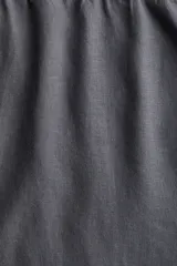 Pantalón gris de corte recto y relajado, con cintura elástica ajustable con cordón, bolsillos laterales y trasero. Confeccionado en mezcla de lino y viscosa.