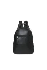 Mochila Las Oreiro color negro, con cierre principal, bolsillo frontal con cierre y tiradores de cierre metálicos. Las correas son ajustables.