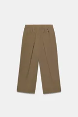 Pantalón pijamero color bordó, de tiro medio, con cintura elástica ajustable con cordones. Incluye bolsillos laterales ocultos en costura y bolsillos de plastrón en la espalda.