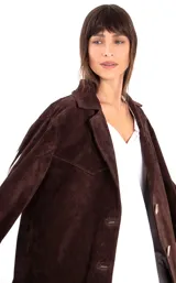 Blazer de gamuza color chocolate con solapas clásicas, cierre frontal de dos botones y forro interior.