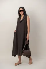 Vestido midi de lino verde oscuro, sin mangas, con escote buche, corte relajado y bolsillos laterales.