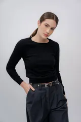 Sweater marrón de cashmere con cuello redondo y mangas largas.