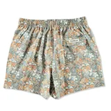 Short de baño con estampado floral y paisley en tonos azules, naranjas y blancos. Cuenta con cintura elástica con cordón ajustable, bolsillos laterales y bolsillo trasero.