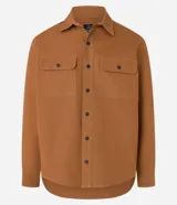 Camisa de manga larga confeccionada en sarga de algodón color verde militar. Presenta cuello inglés, cierre frontal con botones y dos bolsillos con solapa en el pecho.