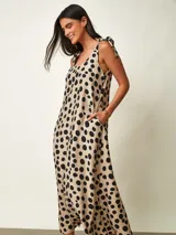 Vestido midi negro con estampado gráfico en blanco, de corte amplio y escote redondo con tirantes anudados en los hombros.